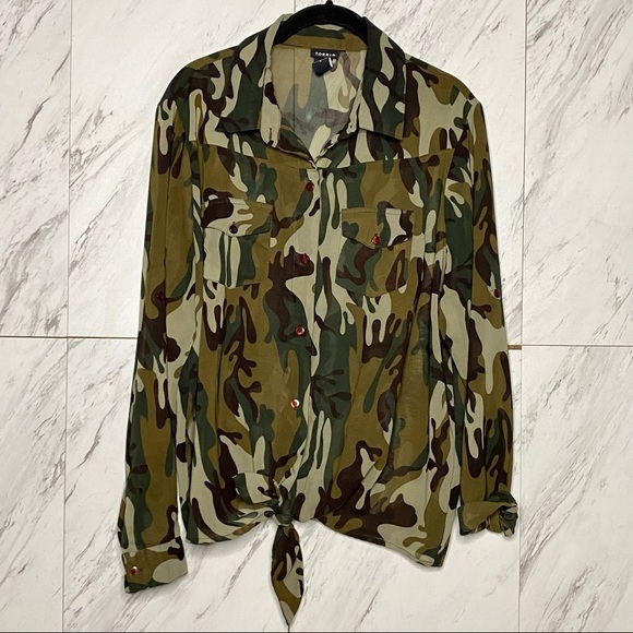 Torrid Camouflage Tie Button Up Shirt Blouse SZ 0 - Picture 2 of 6